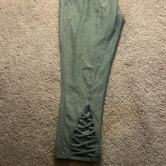 EUC Tek Gear Gray Cropped Leggings with Criss Cross Cutouts Size Medium - Picture 1 of 7